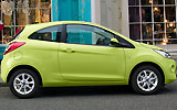 Ford Ka. Modelo 2009. Imagen exterior. Lateral. Coche parado. Carretera. Verde.