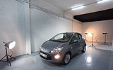Ford Ka. Modelo 2009. Imagen. Exterior. Frontal lateral. Coche parado. Estudio. Gris.