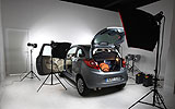 Ford Ka. Modelo 2009. Imagen. Exterior. Lateral posterior. Coche parado. Estudio. Port�n maletero abierto. Gris.