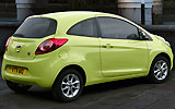 Ford Ka. Modelo 2009. Imagen exterior. Posterior lateral. Coche parado. Carretera. Verde.