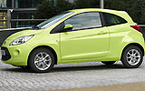 Ford Ka. Modelo 2009. Imagen exterior. Frontal lateral. Coche parado. Carretera. Verde.