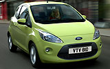 Ford Ka. Modelo 2009. Imagen exterior. Lateral frontal. Coche en movimiento. Carretera. Verde.