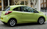 Ford Ka. Modelo 2009. Imagen exterior. Posterior lateral. Coche parado. Carretera. Verde.
