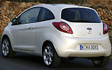 Ford Ka. Modelo 2009. Imagen exterior. Lateral posterior. Coche parado. Carretera. Blanco.
