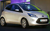 Ford Ka. Modelo 2009. Imagen exterior. Lateral frontal. Coche parado. Carretera. Blanco.