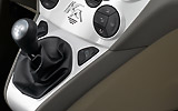 Ford Ka. Modelo 2009. Imagen interior. Detalle palanca de cambios manual.