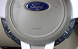 Ford Ka. Modelo 2009. Imagen. Exterior. Detalle mandos en el volante. Volumen equipo de musica. Bluethoot.