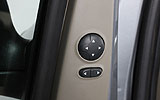 Ford Ka. Modelo 2009. Imagen. Interior. Mandos para regular los espejos retrovisores laterales.