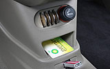 Ford Ka. Modelo 2009. Imagen. Interior. Hueco para guarda las monedas. Mechero. Entrada USB.