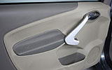 Ford Ka. Modelo 2009. Imagen. Interior. Puerta lateral izquierda. Tirador.
