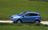 Ford Kuga. Modelo 2009. Imagen. Exterior. Lateral. Coche en movimiento. Carretera. Azul.