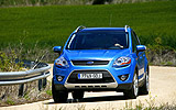 Ford Kuga. Modelo 2009. Imagen. Exterior. Frontal. Coche en movimiento. Carretera. Azul.