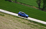 Ford Kuga. Modelo 2009. Imagen. Exterior. Lateral. Coche en movimiento. Paisaje. Azul.