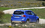 Ford Kuga. Modelo 2009. Imagen. Exterior. Posterior lateral. Coche en movimiento. Carretera. Azul.