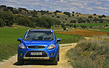 Ford Kuga. Modelo 2009. Imagen. Exterior. Frontal. Coche en movimiento. Carretera. Azul.