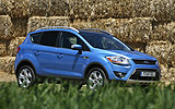 Ford Kuga. Modelo 2009. Imagen. Exterior. Lateral frontal. Coche parado. Carretera. Azul.