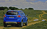 Ford Kuga. Modelo 2009. Imagen. Exterior. Posterior lateral. Coche parado. Carretera. Azul.