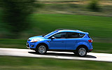 Ford Kuga. Modelo 2009. Imagen. Exterior. Lateral. Coche en movimiento. Carretera. Azul.