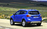 Ford Kuga. Modelo 2009. Imagen. Exterior. Lateral posterior. Coche en movimiento. Carretera. Azul.
