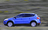 Ford Kuga. Modelo 2009. Imagen. Exterior. Lateral. Coche en movimiento. Carretera. Azul.