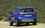 Ford Kuga. Modelo 2009. Imagen. Exterior. Lateral posterior. Coche en movimiento. Carretera. Azul.