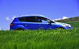 Ford Kuga. Modelo 2009. Imagen. Exterior. Lateral. Coche parado. Carretera. Azul.