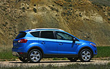Ford Kuga. Modelo 2009. Imagen. Exterior. Lateral. Coche parado. Carretera. Azul.