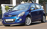 Hyundai i20. Modelo 2009. 5 puertas. Imagen. Exterior. Frontal lateral. Coche parado. Carretera. Azul.