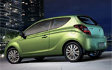 Hyundai i20. Modelo 2009. 3 puertas. Imagen. Exterior. Lateral posterior. Coche parado. Carretera. Verde.