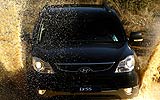 Hyundai ix55. Modelo 2009. Imagen. Exterior. Frontal. Coche en movimiento. Carretera inundada. Color Ebony Black.