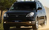 Hyundai ix55. Modelo 2009. Imagen. Exterior. Frontal lateral. Coche en movimiento. Carretera. Color Ebony Black.