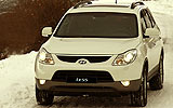 Hyundai ix55. Modelo 2009. Imagen. Exterior. Frontal. Coche parado. Carretera con nieve. Luces faros en on. Color Vanilla White.