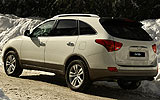 Hyundai ix55. Modelo 2009. Imagen. Exterior. Lateral posterior. Coche parado. Carretera con nieve. Color Vanilla White.