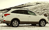 Hyundai ix55. Modelo 2009. Imagen. Exterior. Posterior lateral. Coche parado. Carretera con nieve. Color Vanilla White.