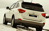 Hyundai ix55. Modelo 2009. Imagen. Exterior. Posterior. Coche parado. Carretera con nieve. Color Vanilla White.