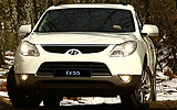 Hyundai ix55. Modelo 2009. Imagen. Exterior. Frontal. Coche parado. Carretera. Luces faros en on. Color Vanilla White.