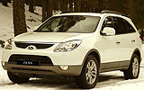 Hyundai ix55. Modelo 2009. Imagen. Exterior. Frontal lateral. Coche parado. Carretera con nieve. Luces faros en on. Color Vanilla White.
