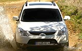 Hyundai ix55. Modelo 2009. Imagen. Exterior. Frontal. Coche en movimiento. Carretera inundada. Color Vanilla White.