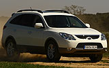 Hyundai ix55. Modelo 2009. Imagen. Exterior. Lateral frontal. Coche en movimiento. Carretera. Color Vanilla White.