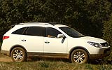 Hyundai ix55. Modelo 2009. Imagen. Exterior. Lateral. Coche en movimiento. Carretera. Color Vanilla White.