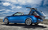 Infiniti G37 Cabrio. Modelo 2009. Imagen. Exterior. Lateral posterior. Coche parado. Carretera. Sistema de apertura o cierre del techo duro plegable. Azul.