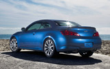 Infiniti G37 Cabrio. Modelo 2009. Imagen. Exterior. Lateral posterior. Coche parado. Carretera. Techo duro plegable sobre la carrocer�a. Azul.