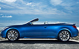 Infiniti G37 Cabrio. Modelo 2009. Imagen. Exterior. Lateral. Coche parado. Carretera. Descapotado. Azul.