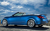 Infiniti G37 Cabrio. Modelo 2009. Imagen. Exterior. Lateral posterior. Coche parado. Carretera. Descapotado. Azul.