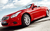 Infiniti G37 Cabrio. Modelo 2009. Imagen. Exterior. Frontal lateral. Coche parado. Carretera. Descapotado. Rojo.