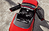 Infiniti G37 Cabrio. Modelo 2009. Imagen. Exterior. Cenital. Coche parado. Carretera. Descapotado. Rojo.