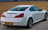 Infiniti G37 Coup�. Modelo 2009. Imagen exterior. Posterior lateral. Coche parado. Carretera. Moonlight White.