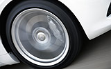 Infiniti G37 Coup�. Modelo 2009. Imagen exterior. Detalle. Llanta. Disco de freno. Pinzas de cuatro pistones.