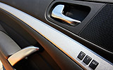 Infiniti G37 Coup�. Modelo 2009. Imagen interior. Panel interior de la puerta. Tirador. Memoria de los asientos con regulaci�n el�ctrica.
