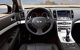 Infiniti G37. Modelo 2009. Imagen interior. Volante. Cuadro de mandos. Consola central.
